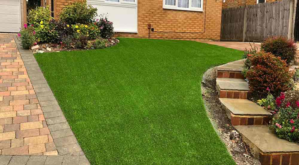 fitting artificial grass Small garden